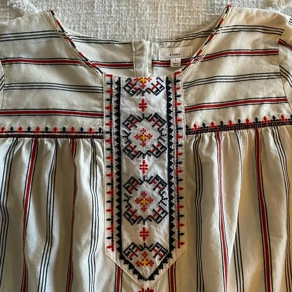 Embroidered Button-back Top - Picture 3 of 4